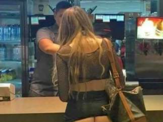 Una foto del 'Bild' muestra a una joven desnuda en una hamburguesería de Mallorca