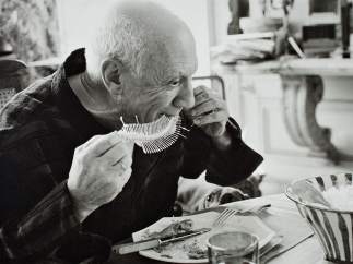 Picasso en La Californie realizando 'Plato con fósil de pez' (1957).