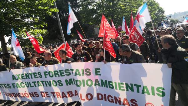Agentes forestales y medioambientales se manifiestan en Santiago Agentes forestales y medioambientales se manifiestan en Santiago