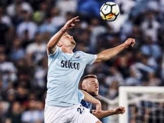 Milinkovic-Savic, pugnando por un balón con la camiseta de la Lazio.