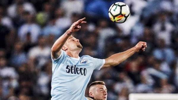 Milinkovic-Savic, pugnando por un balón con la camiseta de la Lazio. Milinkovic-Savic, pugnando por un balón con la camiseta de la Lazio.