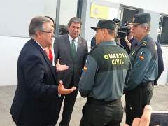 Zoido con guardias civiles en Chipiona