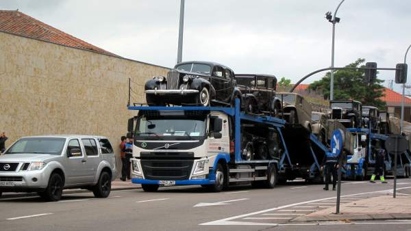 Camiones con coches de época llegan a Salamanca para la película de Amenábar Camiones con coches de época llegan a Salamanca para la película de Amenábar