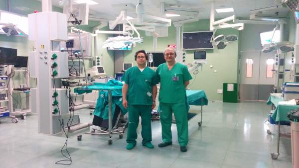 De izquierda a derecha el Dr. Atallah y el Dr. Sánchez Margallo, en el CCMI De izquierda a derecha el Dr. Atallah y el Dr. Sánchez Margallo, en el CCMI