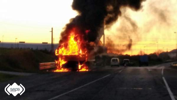 Incendio de un coche Incendio de un coche