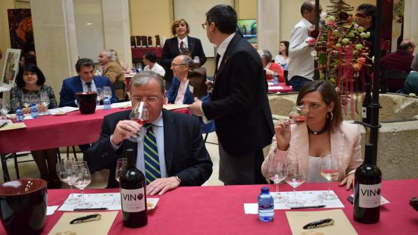 Silván (I) y Marcos (D) durante la cata de vino 25-5-2018 Silván (I) y Marcos (D) durante la cata de vino 25-5-2018
