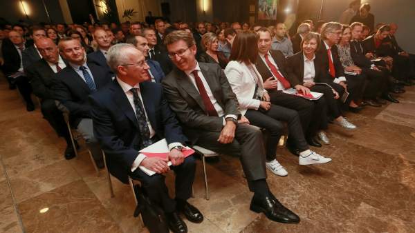 Feijóo asiste en A Coruña a un encuentro de la industria alimentaria. Feijóo asiste en A Coruña a un encuentro de la industria alimentaria.
