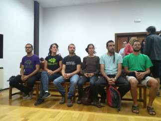 Los seis jóvenes acusados por rehabilitar una antigua aldea en Guadalajara