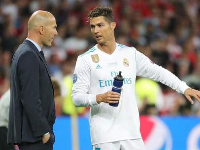 Cristiano Ronaldo, con Zidane, en la final de la Champions.