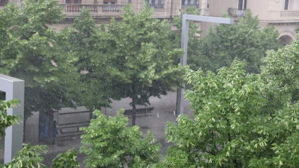 Una fuerte tormenta cae este sábado en la capital aragonesa. Una fuerte tormenta cae este sábado en la capital aragonesa.