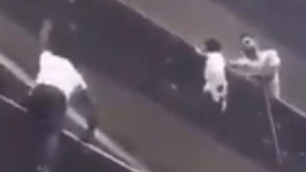 Un hombre escala cuatro pisos para salvar a un bebé que cuelga de un balcón Un hombre escala cuatro pisos para salvar a un bebé que cuelga de un balcón