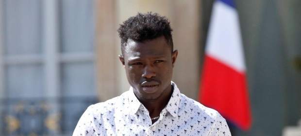 Macron concede la nacionalidad francesa a Mamoudou Gassamba, el 'héroe' de París que salvó a un niño colgado de un edificio