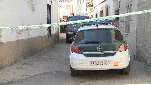 Agentes en un operativo por violencia de género. Agentes en un operativo por violencia de género.