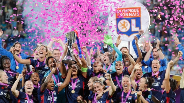 Las jugadoras del Olympique de Lyon celebran con el trofeo después de ganar la final de la UEFA Liga de Campeones Femenina contra el Wolfsburgo. Las jugadoras del Olympique de Lyon celebran con el trofeo después de ganar la final de la UEFA Liga de Campeones Femenina contra el Wolfsburgo.