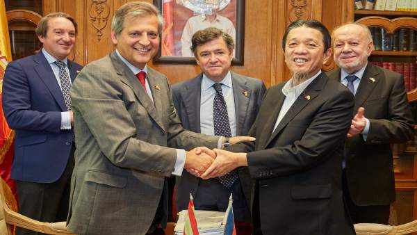El empresario filipino Lucio Co firma con bodegas Williams & Humberrt El empresario filipino Lucio Co firma con bodegas Williams & Humberrt