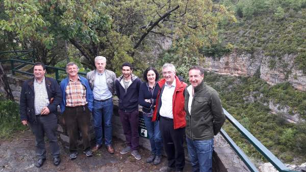 Olona, junto a varios alcaldes, en el mirador de la Tella en el Cañón de Añisclo Olona, junto a varios alcaldes, en el mirador de la Tella en el Cañón de Añisclo