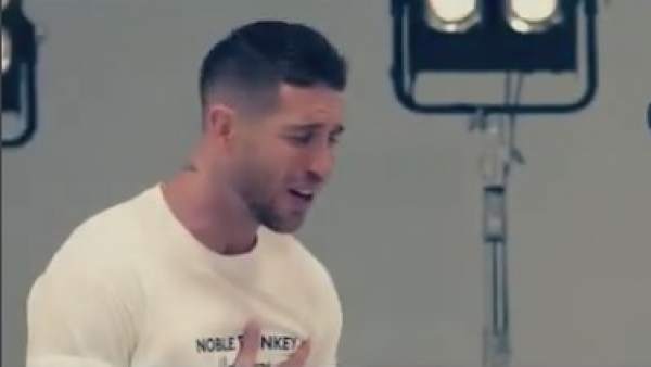 Sergio Ramos, intepretando la canción del Mundial. Sergio Ramos, intepretando la canción del Mundial.