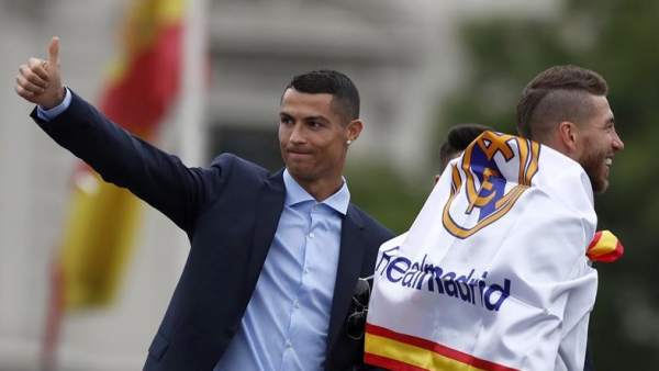 Cristiano Ronaldo y Sergio Ramos, celebrando la Decimotercera. Cristiano Ronaldo y Sergio Ramos, celebrando la Decimotercera.