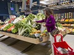 Los hogares gastan más en agua, en luz, en alquiler, en ocio, en bares, en vestir... pero recortan el dinero en alimentación