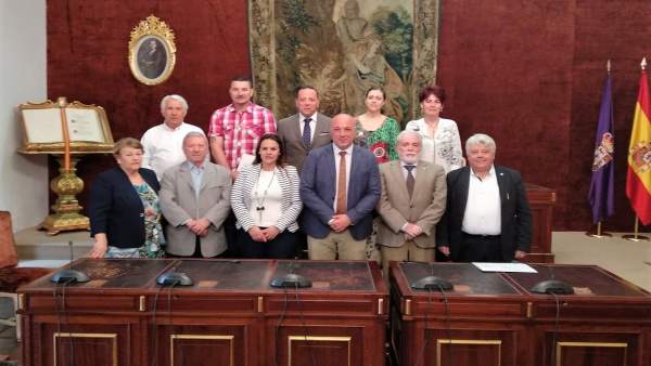 Ruiz y Barbero (centro), junto a representantes de asociaciones beneficiarias Ruiz y Barbero (centro), junto a representantes de asociaciones beneficiarias