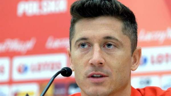 Robert Lewandwoski, en una rueda de prensa con la selección polaca. Robert Lewandwoski, en una rueda de prensa con la selección polaca.