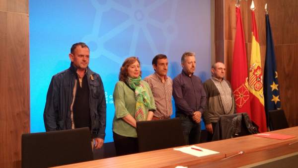 Isabel Elizalde con los representantes de UAGN, EHNE y UCAN Isabel Elizalde con los representantes de UAGN, EHNE y UCAN