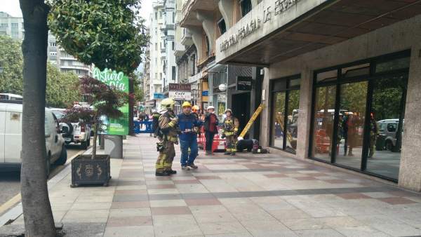 Bomberos de Oviedo en fuga de gas en la calle Uría Bomberos de Oviedo en fuga de gas en la calle Uría