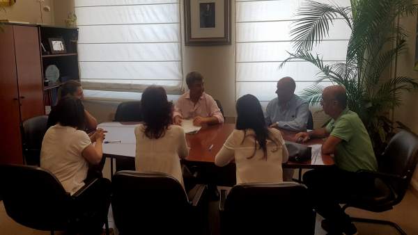 El alcade de Estepona firma contratos de trabajo temporales del plan de empleo El alcade de Estepona firma contratos de trabajo temporales del plan de empleo