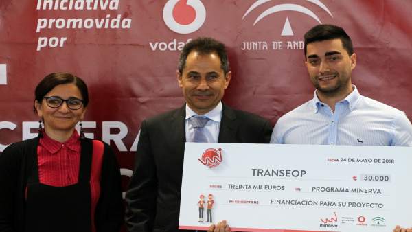 Responsables de Transeop con el cheque del Programa Minerva Responsables de Transeop con el cheque del Programa Minerva