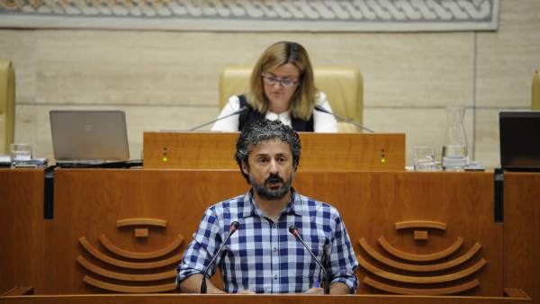 Eugenio Romero, en la tribuna del Pleno de la Asamblea Eugenio Romero, en la tribuna del Pleno de la Asamblea