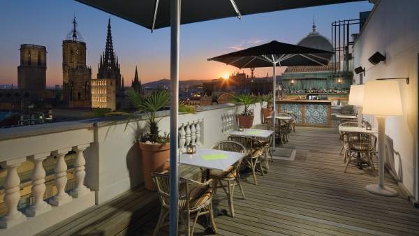 Terraza del hotel H10 Montcada con vistas a la Catedral de Barcelona. Terraza del hotel H10 Montcada con vistas a la Catedral de Barcelona.