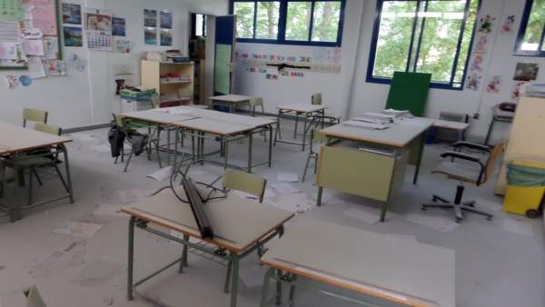 Aspecto que presentaba una de las aulas asaltadas en el CEIP Los Mochos Aspecto que presentaba una de las aulas asaltadas en el CEIP Los Mochos