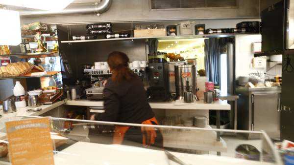 Trabajador, trabajando, camarero, bar, autónomo, consumo, cafetería Trabajador, trabajando, camarero, bar, autónomo, consumo, cafetería
