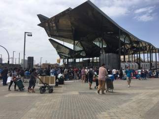 Imagen del pasado domingo 27 de mayo de 2018 del perímetro del Mercado de los Encants de Glòries tomado por los vendedores del 'mercado de la miseria'.