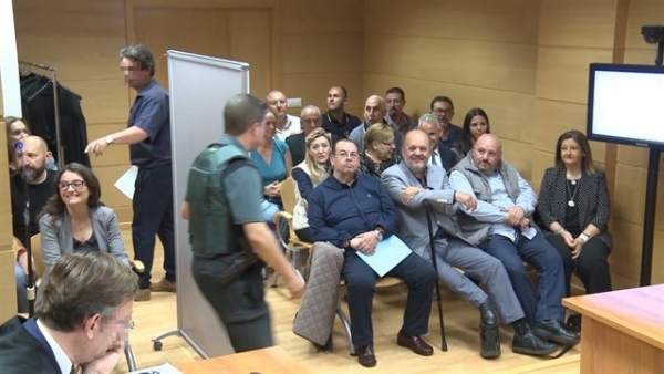 La jutge absol els membres d'España 2000 acusats d'amenaçar Oltra en la porta de la seua casa al no veure delicte La jutge absol els membres d'España 2000 acusats d'amenaçar Oltra en la porta de la seua casa al no veure delicte