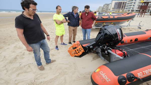 El alcalde de Cádiz presentando nuevas embarcaciones para socorrismo en playas El alcalde de Cádiz presentando nuevas embarcaciones para socorrismo en playas