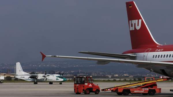 Aviones en el aeropuerto de Palma de Mallorca Aviones en el aeropuerto de Palma de Mallorca