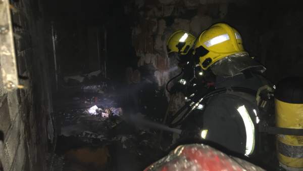 Bomberos de MÃ¡laga sofocando un incendio en una vivienda
