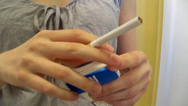 Una Joven Sostiene Un Cigarro Una Joven Sostiene Un Cigarro