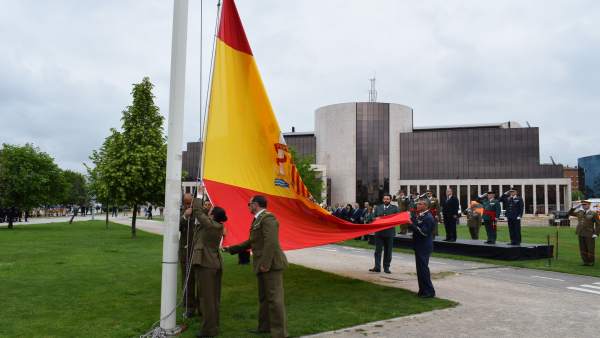Homenaje en León a la bandera española. Homenaje en León a la bandera española.