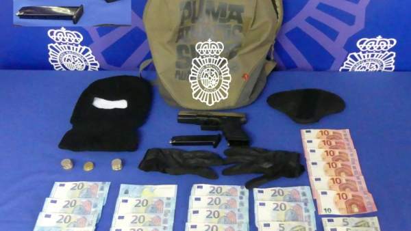 Dinero y armas incautados Dinero y armas incautados