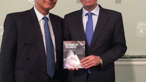 Francisco Blanco (izquierda), junto al presidente de la Diputación de Salamanca. Francisco Blanco (izquierda), junto al presidente de la Diputación de Salamanca.