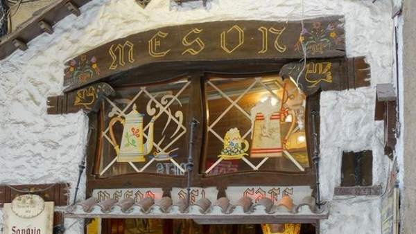 Entrada al restaurante centenario de Barcelona El Mesón del Café (1909). Entrada al restaurante centenario de Barcelona El Mesón del Café (1909).