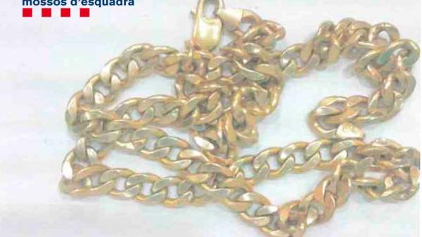 Cadena de oro robada en Cambrils (Tarragona) y recuperada por los Mossos Cadena de oro robada en Cambrils (Tarragona) y recuperada por los Mossos