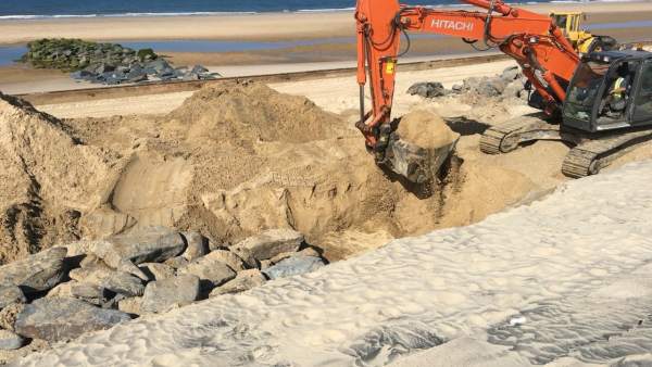 Obras de emergencia en la playa de Matalascañas. Obras de emergencia en la playa de Matalascañas.