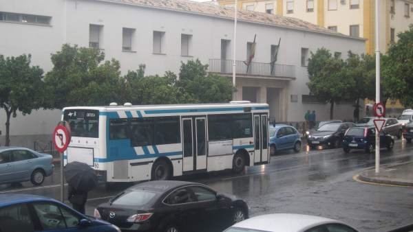 Un autobús de Emtusa por las calles de Huelva. Un autobús de Emtusa por las calles de Huelva.