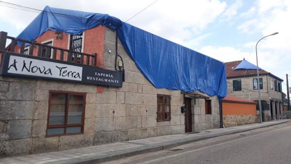 Explosión pirotecnia Tui. Casas y empresas afectadas y cubiertas con lonas Explosión pirotecnia Tui. Casas y empresas afectadas y cubiertas con lonas