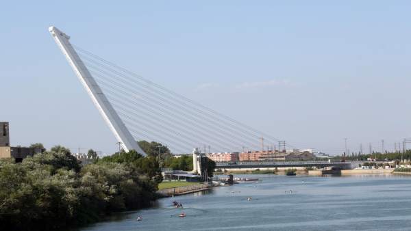 Río Guadalquivir a su paso por Sevilla Río Guadalquivir a su paso por Sevilla
