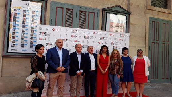Alvarez, cuarto por la izquierda, junto a Yaisel Sánchez, secretaria en Alicante Alvarez, cuarto por la izquierda, junto a Yaisel Sánchez, secretaria en Alicante