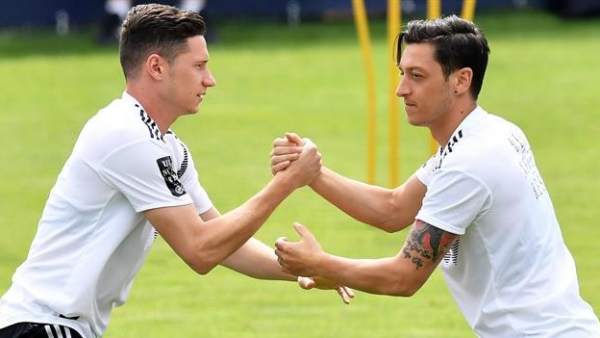 Draxler y Özil, en un entrenamiento con Alemania. Draxler y Özil, en un entrenamiento con Alemania.